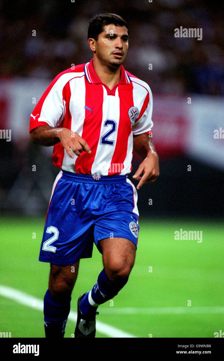 Soccer - Kirin Cup 2001 - Japan v Paraguay. Nestor Isasi, Paraguay