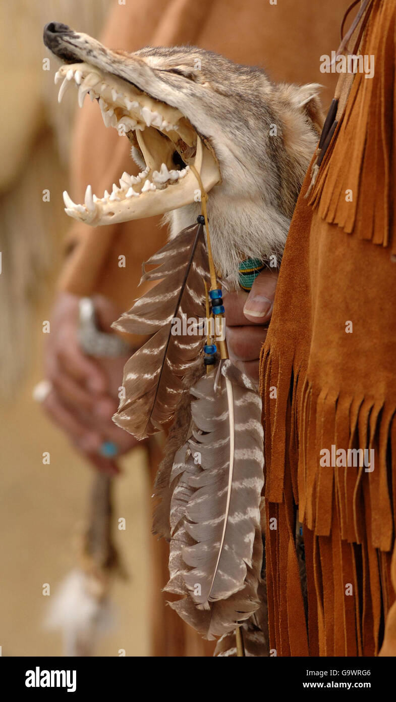 A coyote head tribal symbol, carried by Native American chief, seen by Queen Elizabeth II before she addressed the Assembly in the Capitol Building, Richmond , Virginia, US Stock Photo