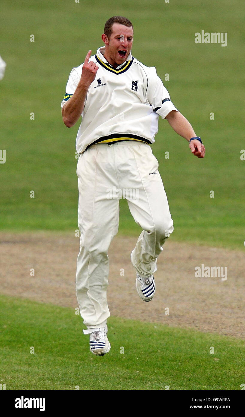 Warwickshire's James Anyon celebrates taking the wicket of Worcestershire's Stephen Moore for 7 during the Liverpool Victoria County Championship Division One match at New Road, Kent, Worcester. Stock Photo