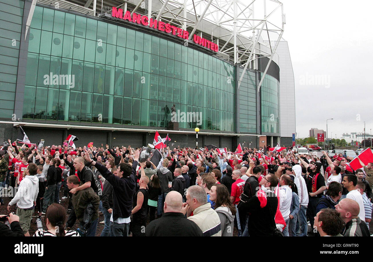Old Trafford Fans Stock Photos & Old Trafford Fans Stock Images Alamy