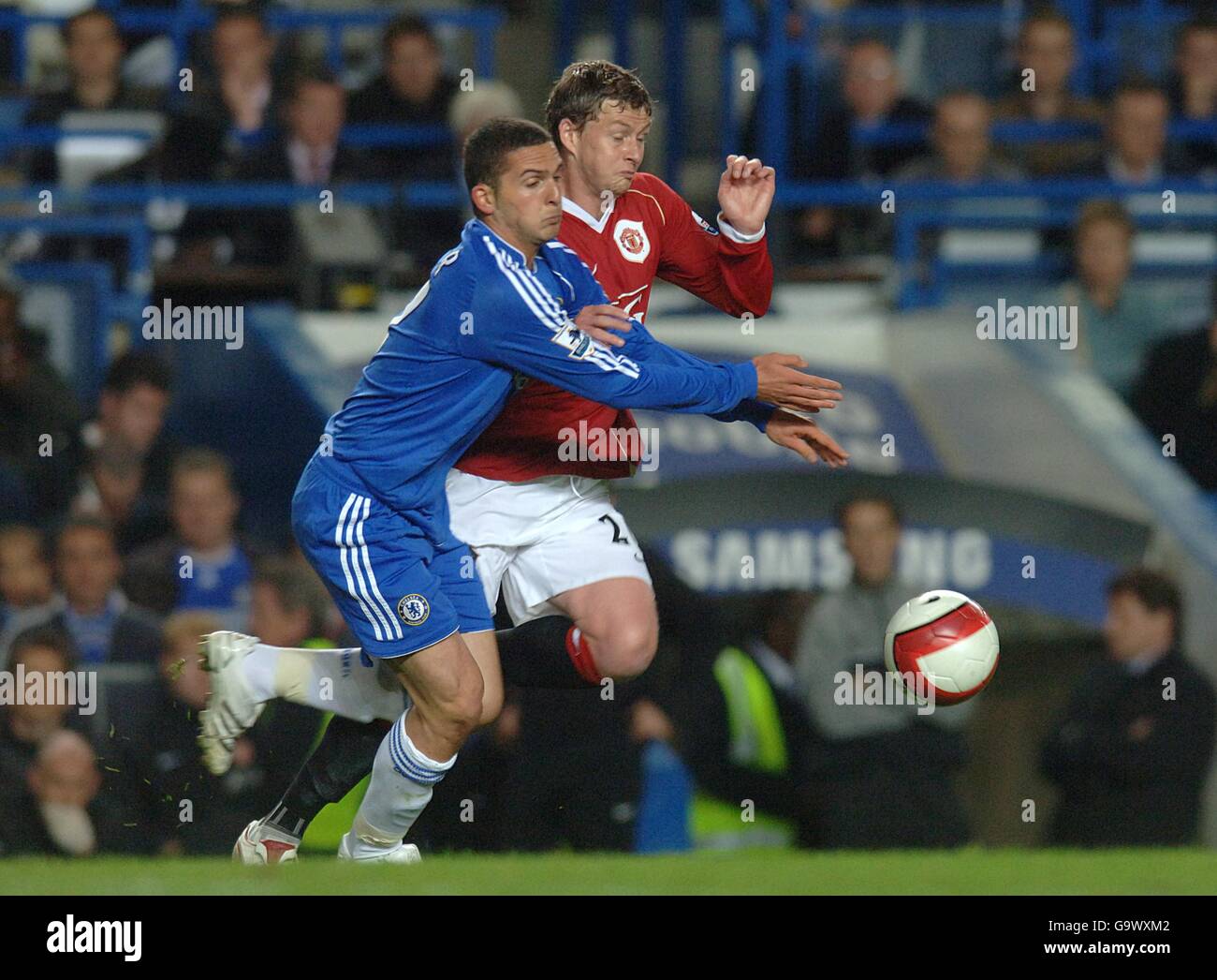 Manchester United's Ole Gunnar Solskjaer and Chelsea's Ben Sahar battle for the ball Stock Photo