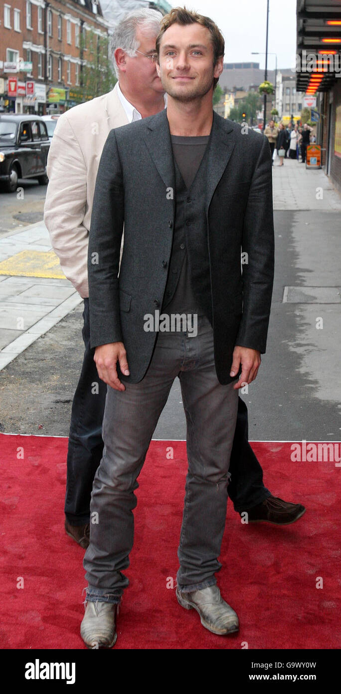 Jude Law arrives for the gala performance of Vernon God Little at The Young  Vic in south London Stock Photo - Alamy