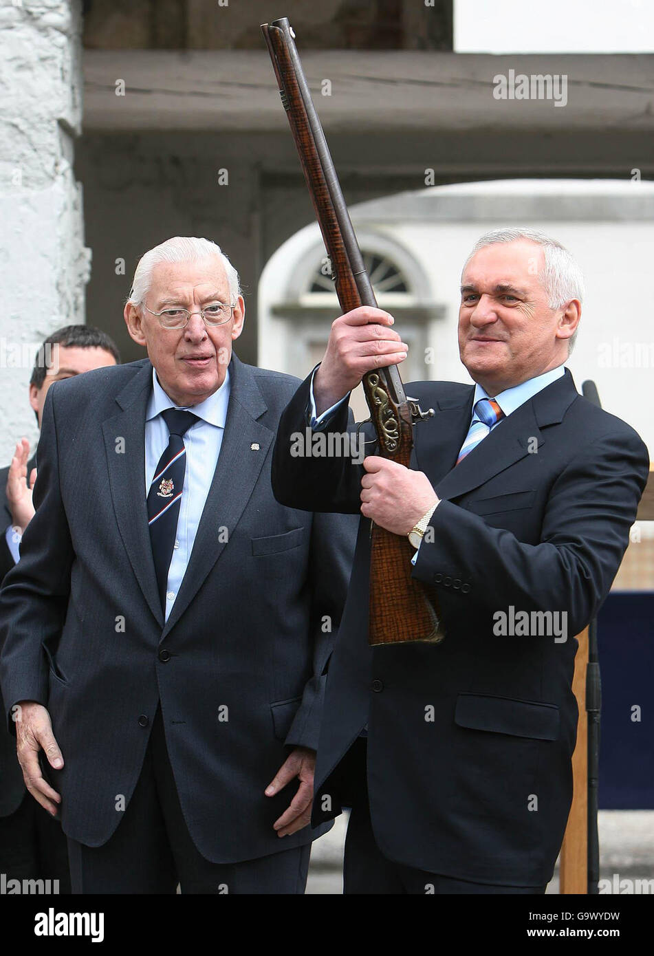 Northern Irelands First Minister Ian Paisley and Taoiseach Bertie Ahern; Ahern holds a three hundred year old musket during their visit to the historic Battle of the Boyne site in Co Meath. Stock Photo