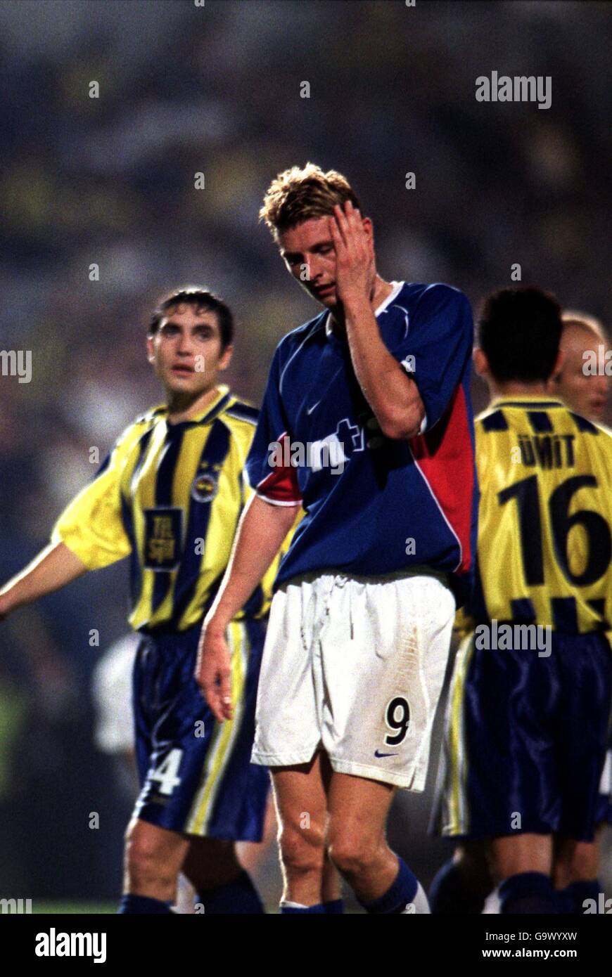 Soccer - UEFA Champions League - Third Qualifying Round Second Leg - Fenerbahce v Rangers. Rangers' Tore Andre Flo holds his head after a collision Stock Photo
