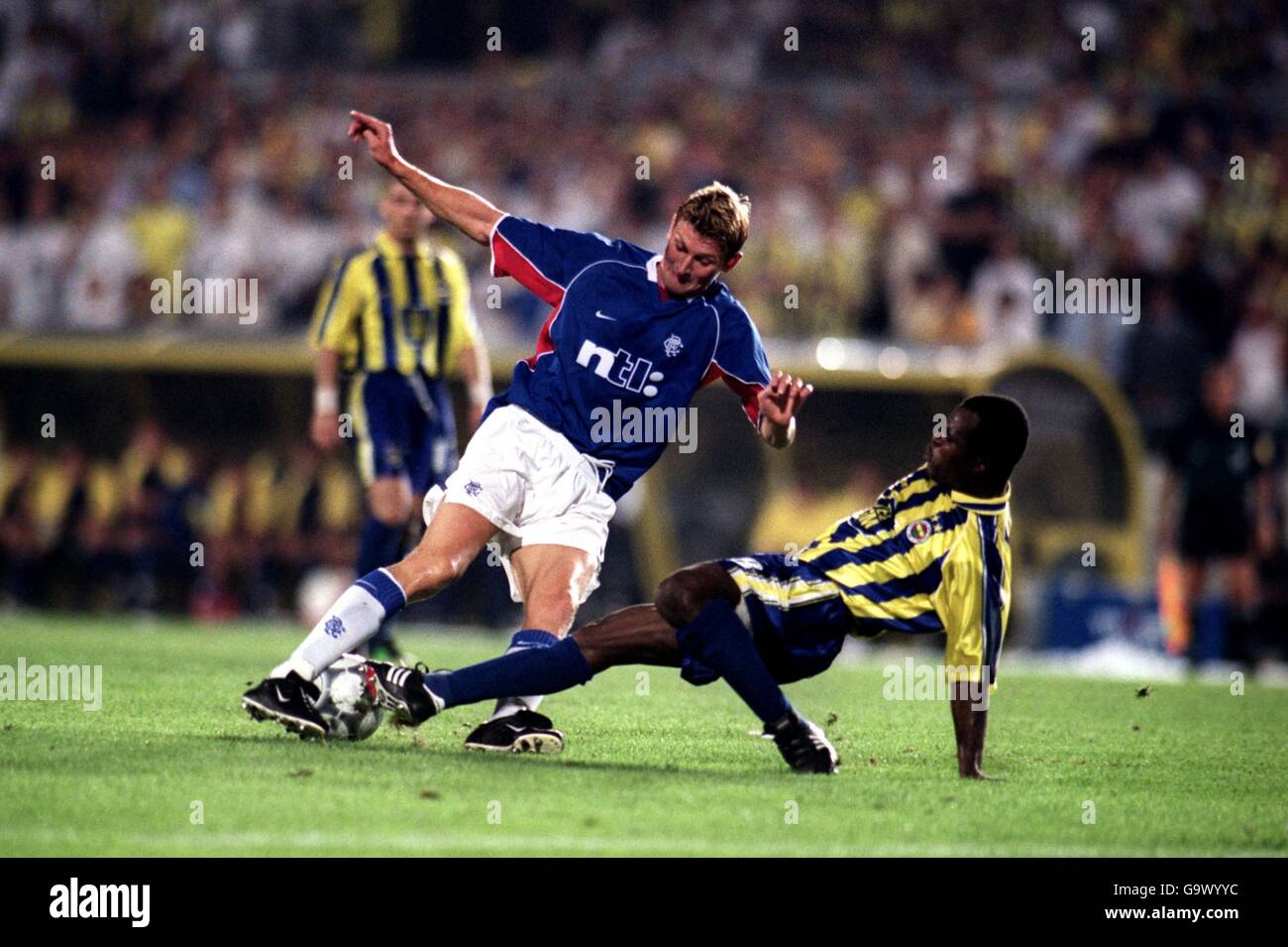Soccer - UEFA Champions League - Third Qualifying Round Second Leg - Fenerbahce v Rangers. Fenerbahce's Samuel Johnson (r) tackles Rangers' Tore Andre Flo (l) Stock Photo