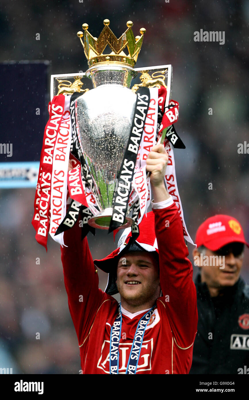 Soccer - FA Barclays Premiership - Manchester United v West Ham United - Old Trafford. Manchester United's Wayne Rooney lifts the English Premier League trophy Stock Photo