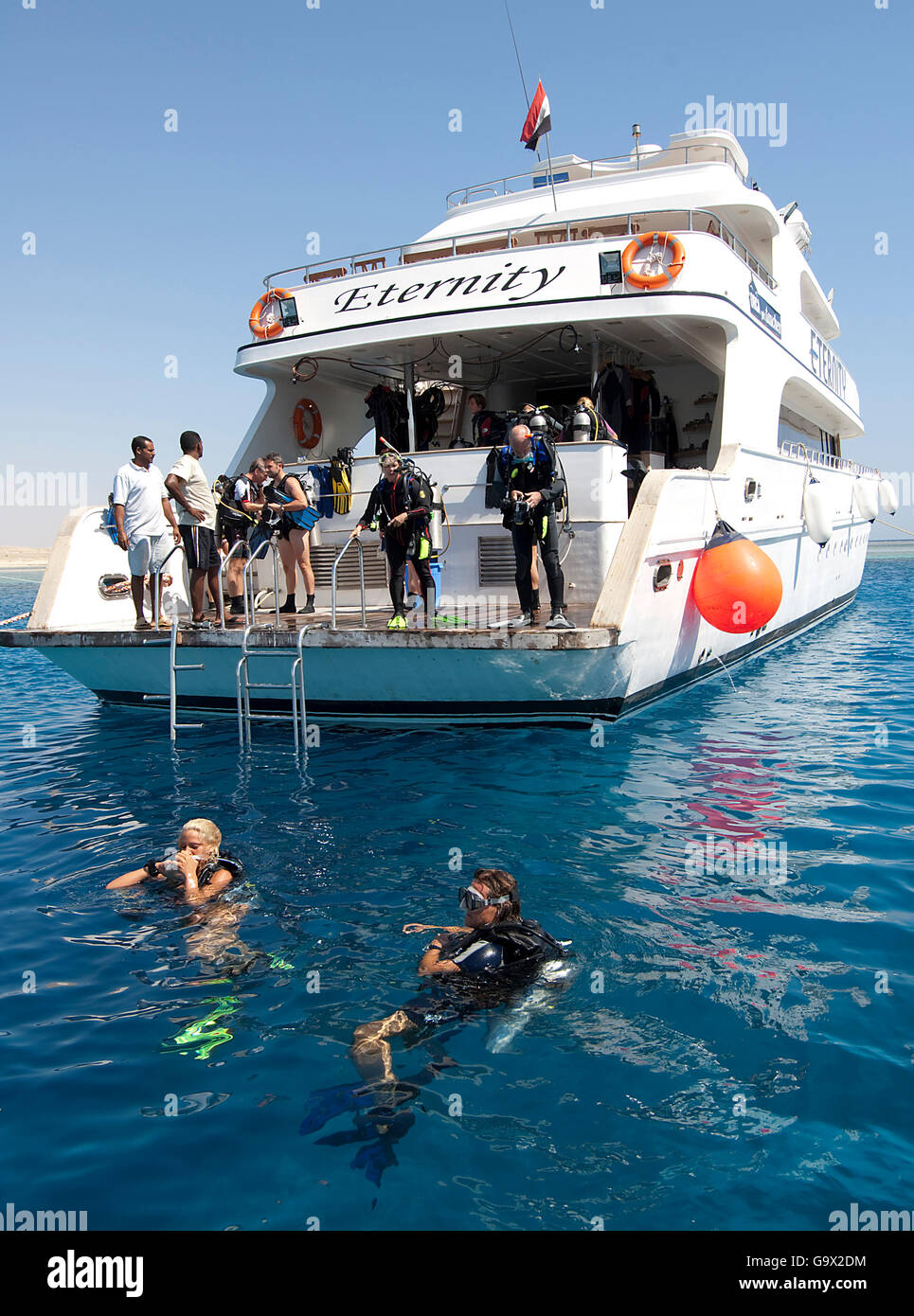 dive boat, diver couple in water, diving platform, scuba diver, Egypt, Africa, Red Sea Stock Photo