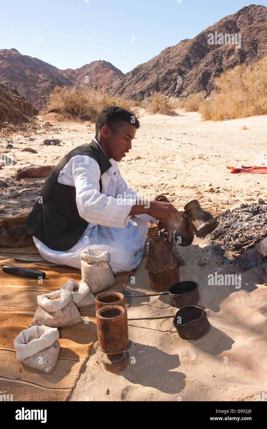 Bedoiun meking traditional coffee, Hurghada, grey destert, Egypt, Afrika Stock Photo