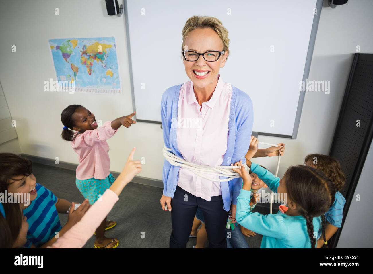 что связать учителю. связанная веревкой. связанные учительницы. связанные женщины веревкой. девушка в веревках.