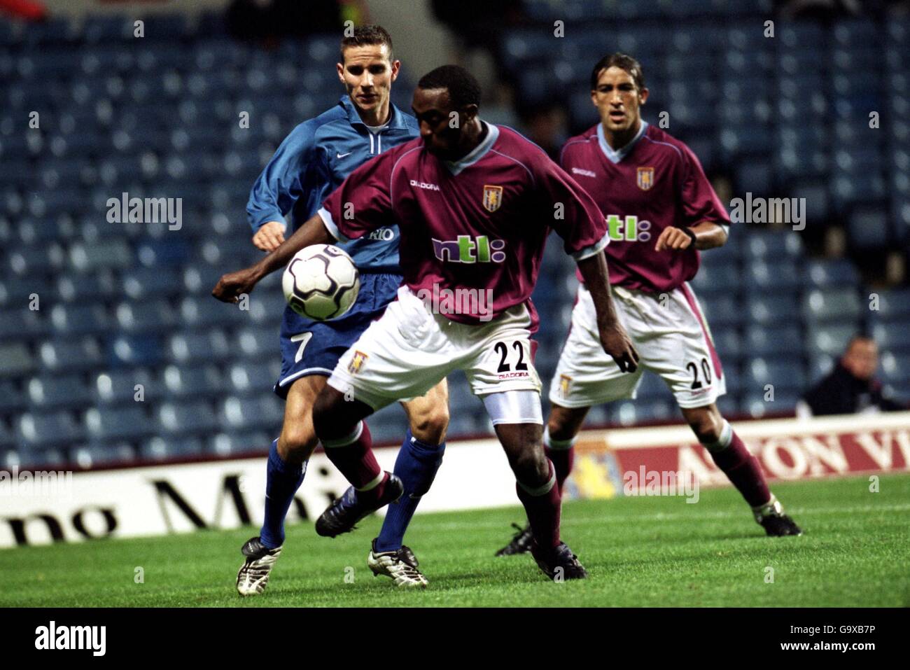 Soccer - UEFA Cup - First Round - First Leg - Aston Villa v Varteks. Aston Villa's Darius Vassell is challenged by and Varteks' Ivan Rezic as Moustapha Hadji looks on Stock Photo