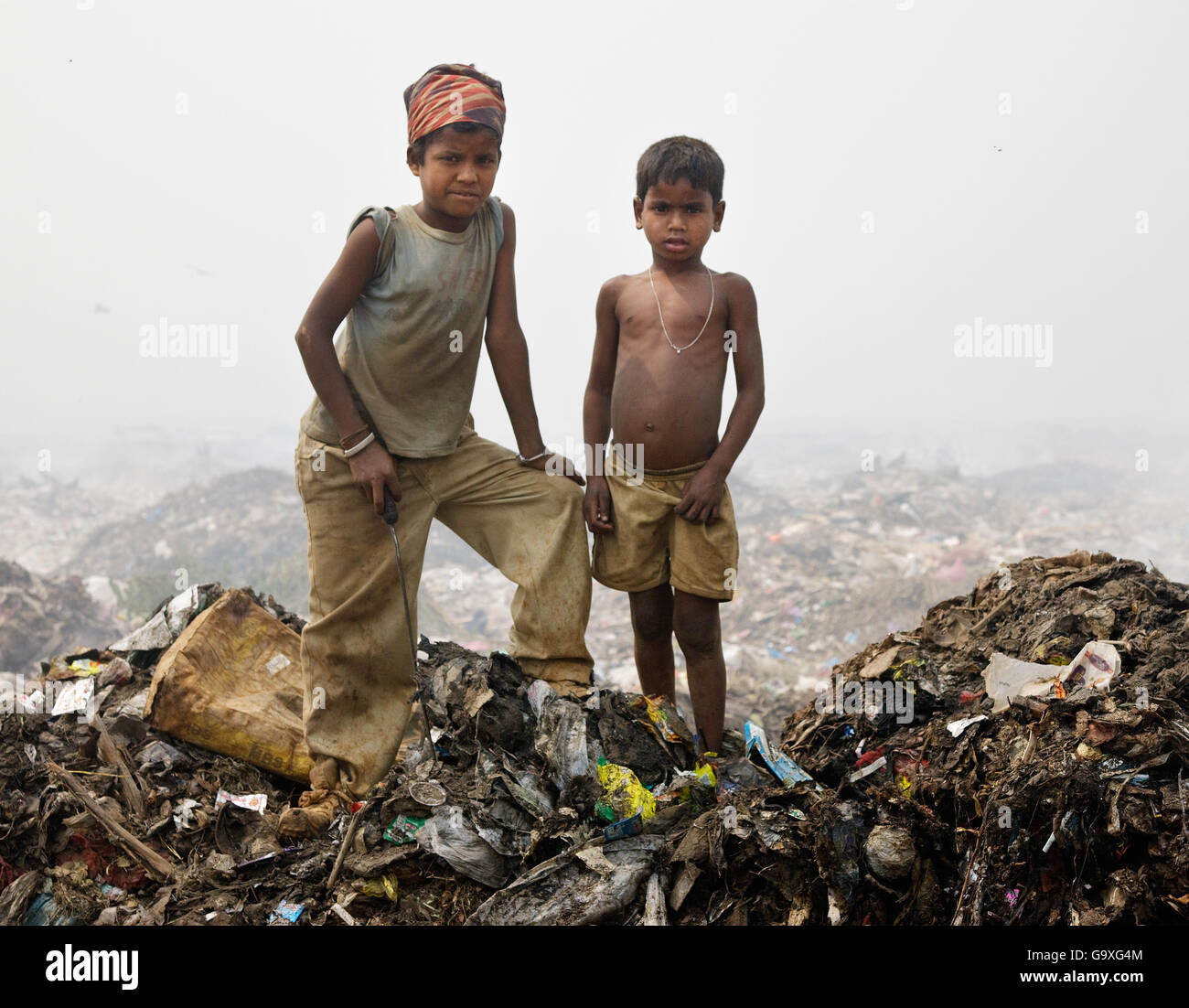 Indian rubbish tip High Resolution Stock Photography and Images Alamy