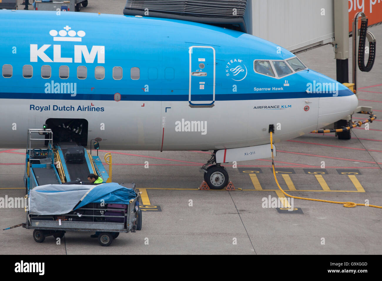 AMSTERDAM, THE NETHERLANDS - Maart 15, 2015  KLM boeing 737 is prepared and loaded for a new trip Stock Photo