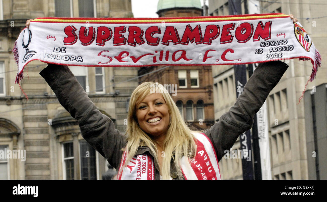UEFA Cup supporters in Glasgow. Sevilla FC fan Rocio Domingez enjoys the atmosphere in Glasgow's George Square ahead of the Espanyol v Sevilla FC UEFA Cup Final. Stock Photo