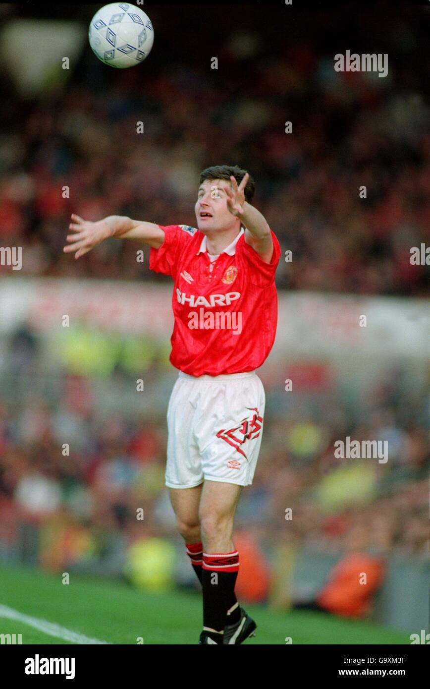 DENIS IRWIN MANCHESTER UNITED THROW IN MANCHESTER UNITED V LIVERPOOL. DENIS IRWIN MANCHESTER