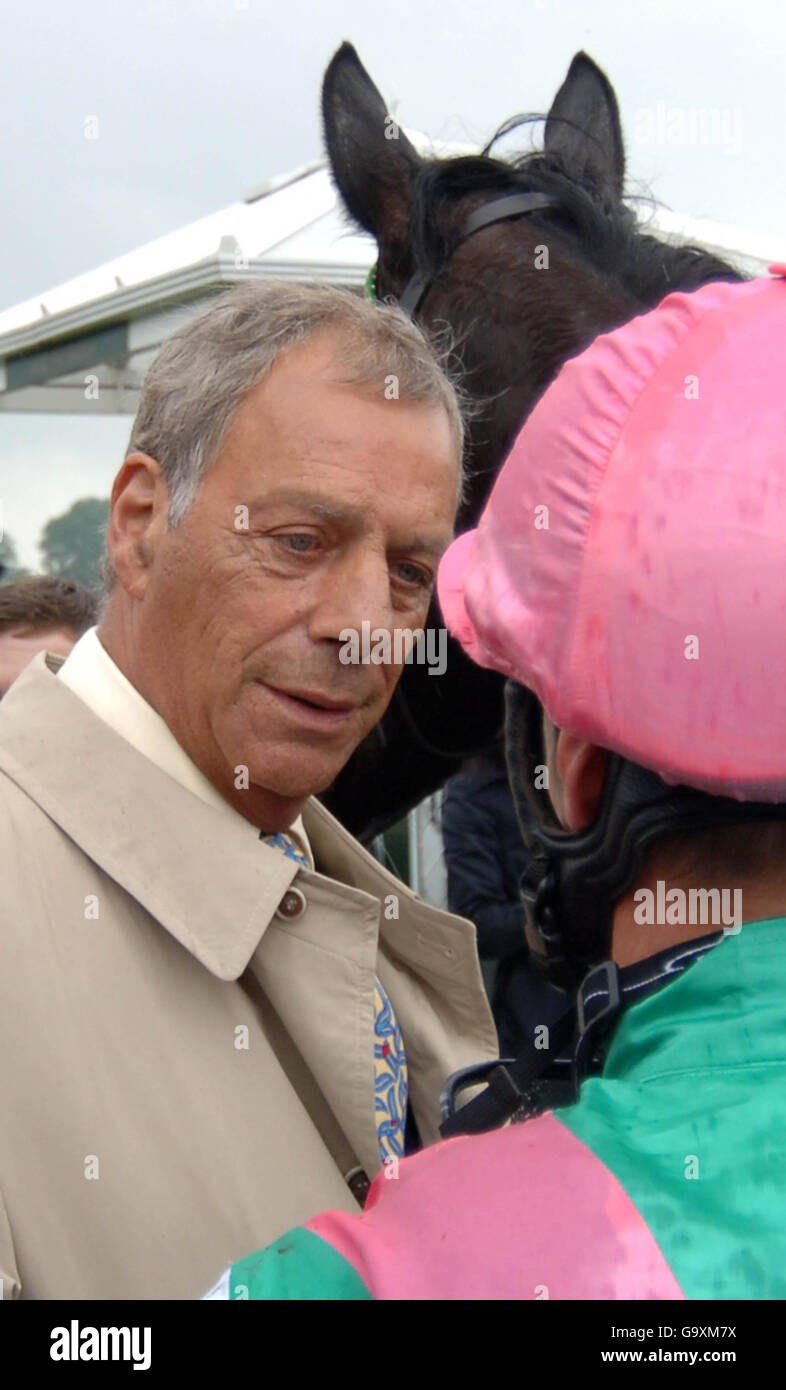 Trainer Henry Cecil with Passage of Time and Richard Hughes (right) after their win in the Tattersalls Musidora Stakes at York Racecouse. Stock Photo