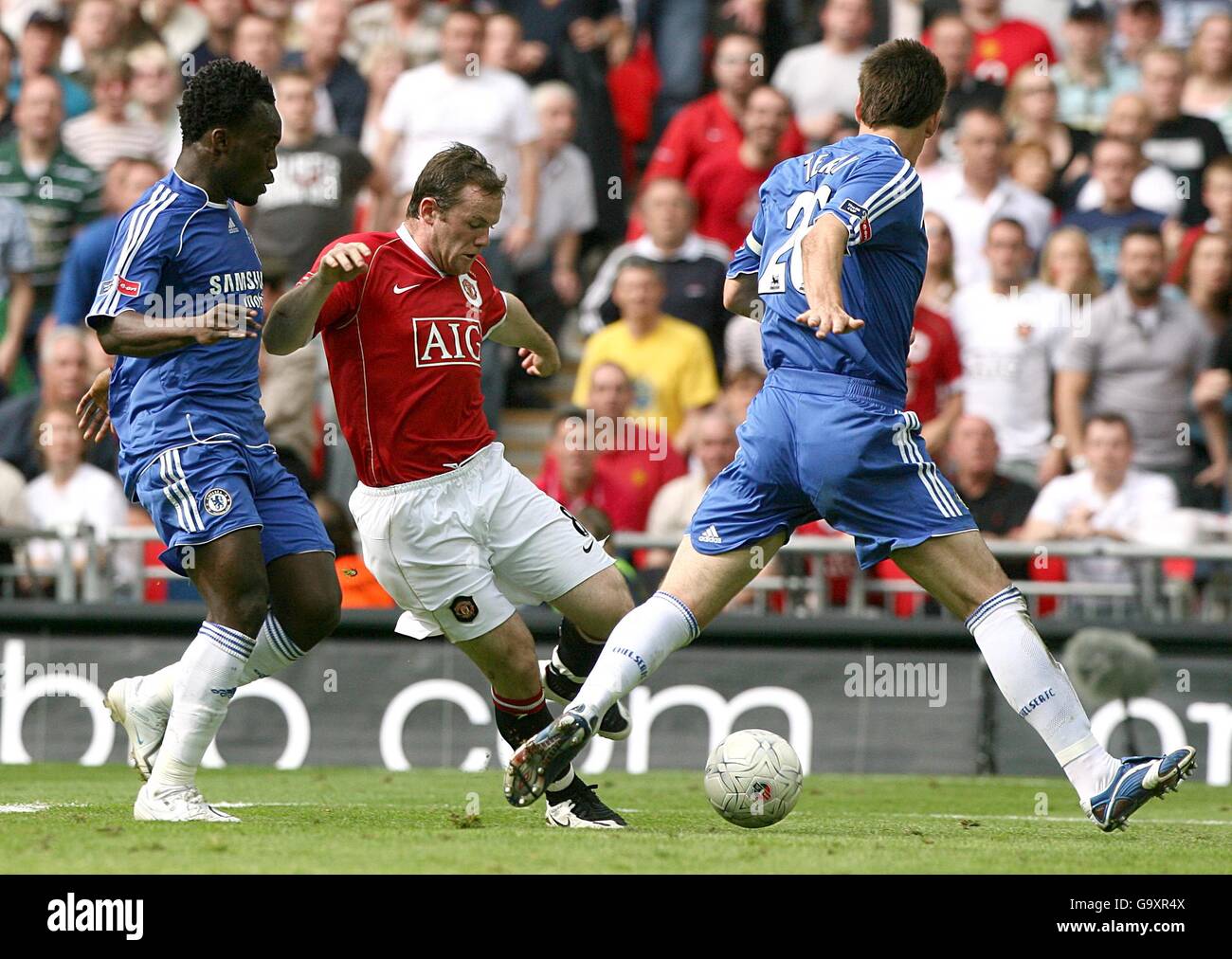 Manchester United's Wayne Rooney runs at the Chelsea defence with John ...