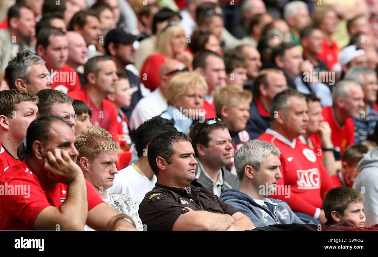 Soccer - FA Cup - Final - Chelsea v Manchester United - Wembley Stadium.  Bored manchester United fans sit and watch the game Stock Photo - Alamy
