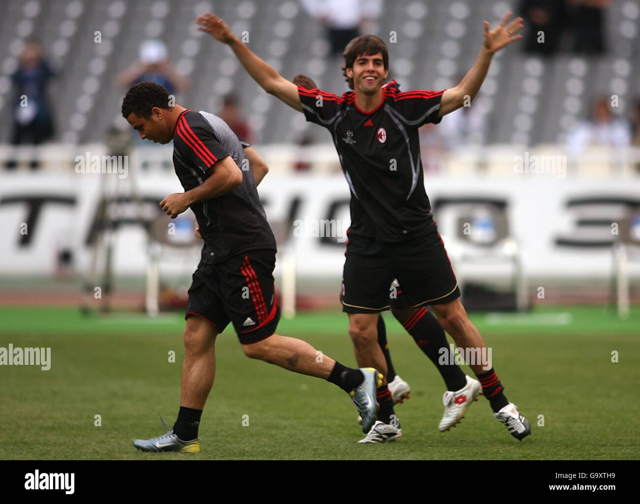 AC Milan's Ronaldo (left) and Kaka during a training sessions at the  Olympic Stadium, Athens Stock Photo - Alamy, image size:1300x1025