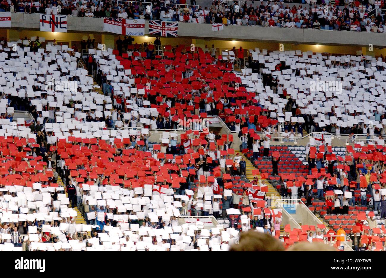Soccer - World Cup 2002 Qualifier - Group Nine - England v Albania. England fans hold up coloured pieces of card to form a huge St George's Cross at one end of the stadium Stock Photo