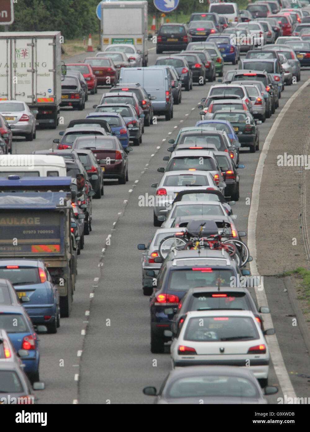 Bank Holiday weekend getaway. Southbound traffic on the M3 Stock Photo