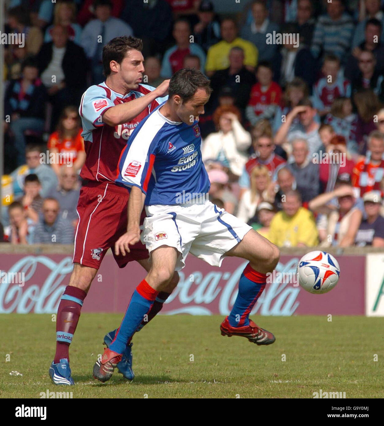 Scunthorpe's Matt Sparrow (left) challenges Carlisle's David Raven during the Coca-Cola Football League One match at Glanford Park, Scunthorpe. Stock Photo