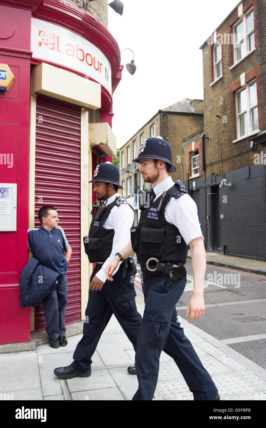 London, UK. 1st July 2016. Police outside Labour MP Neil Coyle's office. ws Credit:  Brayan Alexander Lopez Garzon/Alamy Live News Stock Photo