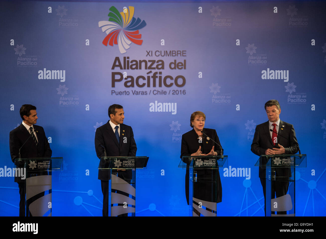Puerto Varas, Chile. 1st July, 2016. (L-R) Mexico's President Enrique Pena Nieto, Peru's President Ollanta Humala, Chile's President Michelle Bachelet and Colombia's President Juan Manuel Santos attend the closing ceremony of the 11th Presidential Summit of the Pacific Alliance in Puerto Varas, Chile, on July 1, 2016. The Pacific Alliance, a trade bloc uniting four Latin American nations bordering the Pacific Ocean, announced on Friday its intention to bolster trade relations with the Asia-Pacific region, especially with China. © Jorge Villegas/Xinhua/Alamy Live News Stock Photo