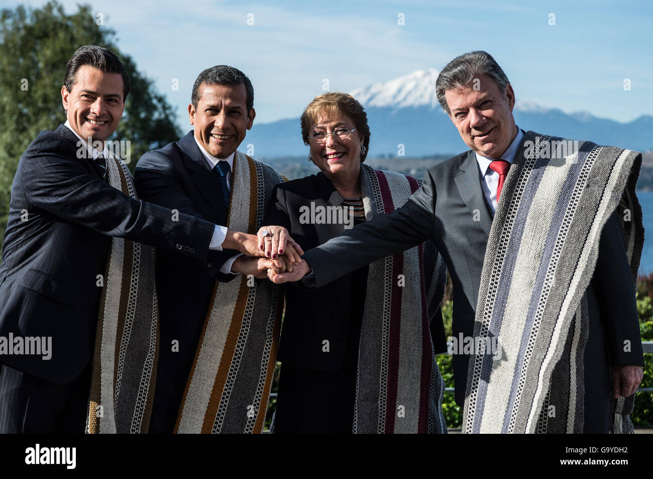 Puerto Varas, Chile. 1st July, 2016. (L-R) Mexico's President Enrique Pena Nieto, Peru's President Ollanta Humala, Chile's President Michelle Bachelet and Colombia's President Juan Manuel Santos pose for photos during the 11th Presidential Summit of the Pacific Alliance in Puerto Varas, Chile, on July 1, 2016. The Pacific Alliance, a trade bloc uniting four Latin American nations bordering the Pacific Ocean, announced on Friday its intention to bolster trade relations with the Asia-Pacific region, especially with China. © Jorge Villegas/Xinhua/Alamy Live News Stock Photo