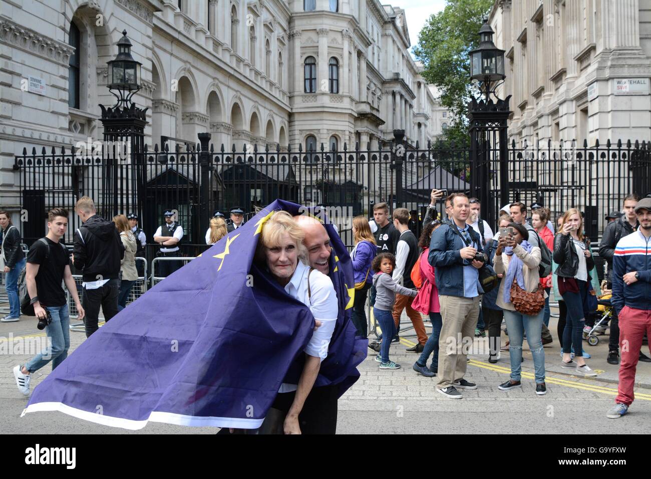 London, UK. 2nd July, 2016. A man covers an pro-leave protester in the EU flag. Credit:  Marc Ward/Alamy Live News Stock Photo