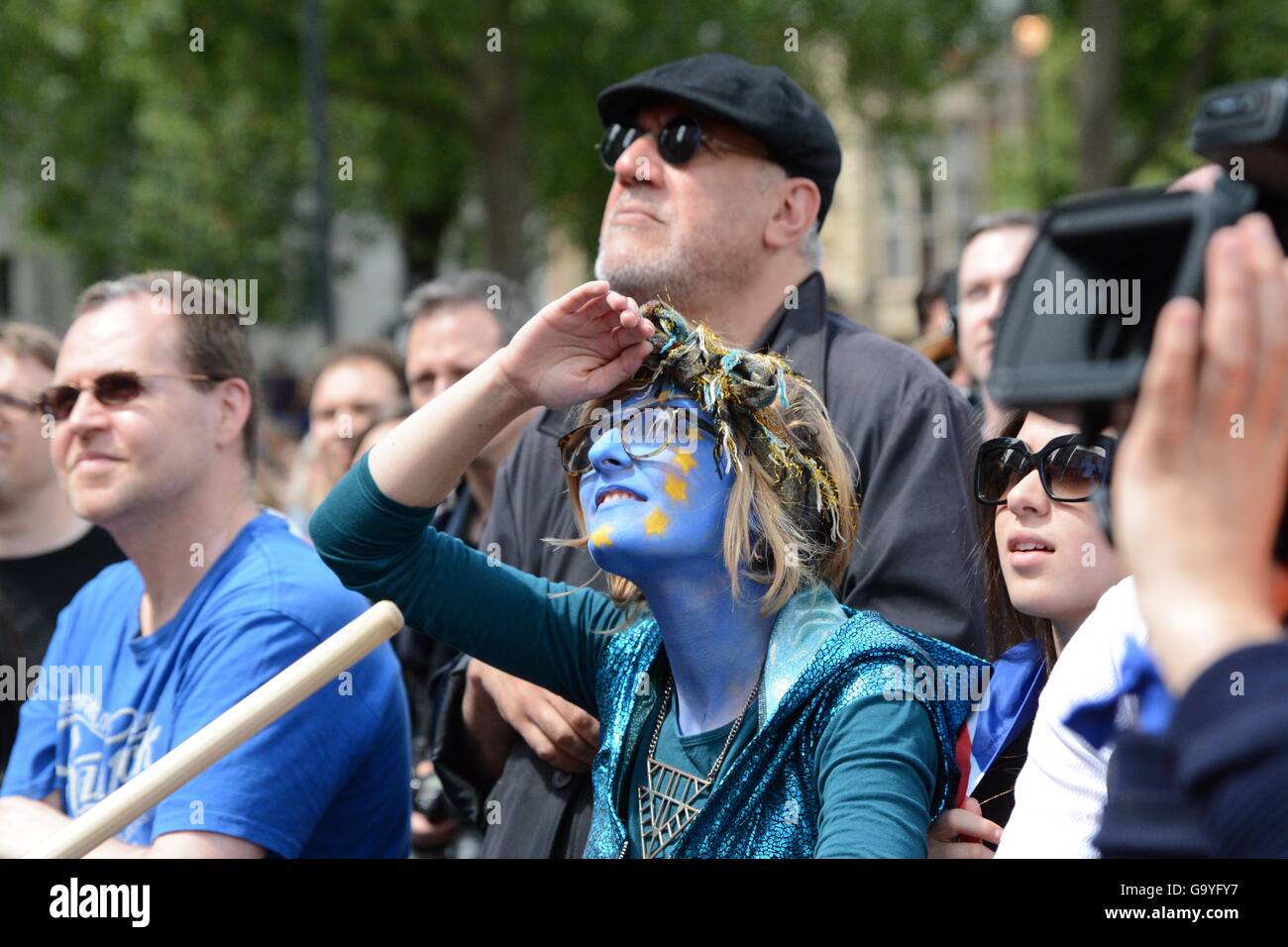 London, UK. 2nd July, 2016. Protester in an EU flag watches speeches. Credit:  Marc Ward/Alamy Live News Stock Photo