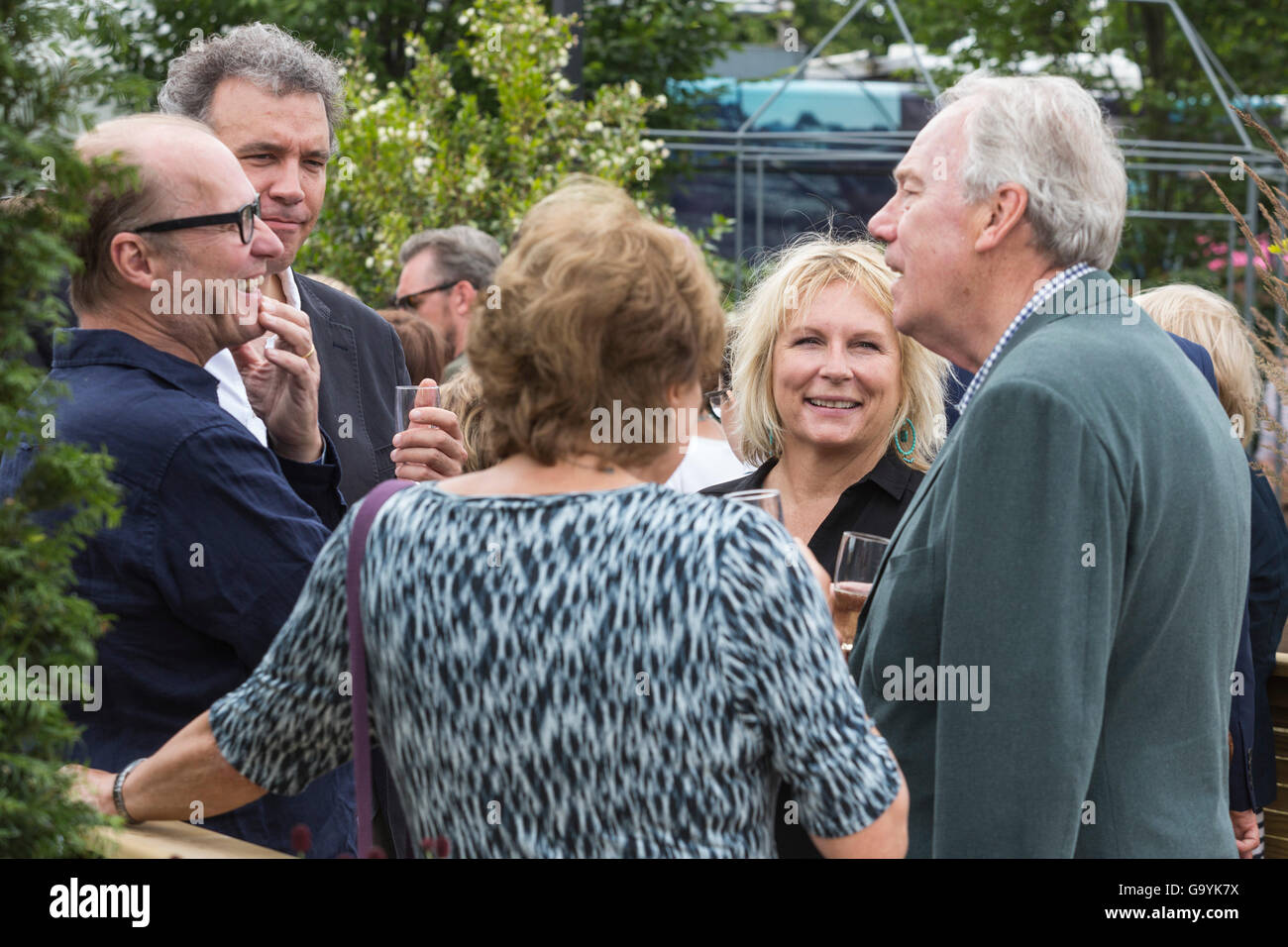 London, UK. 4 July 2016. Adrian Edmondson, Jennifer Saunders and Peter Scissons. Press day at the RHS Hampton Court Flower Show. The show is open to the public from 5 to 10 July 2016. Credit:  Vibrant Pictures/Alamy Live News Stock Photo