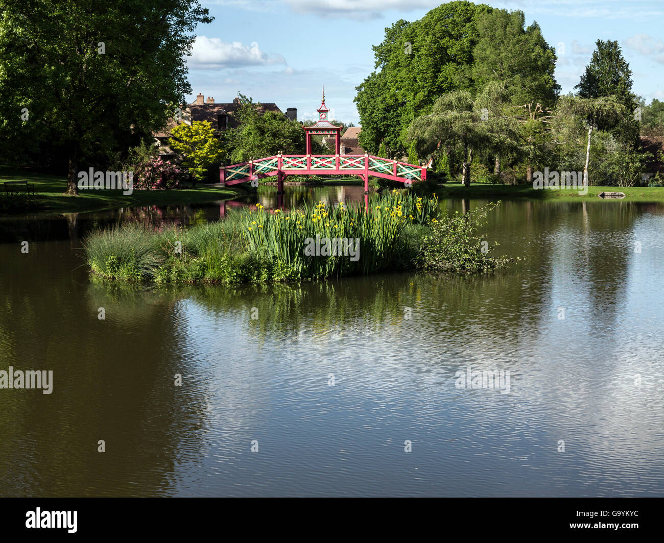 Apremont sur Allier, Berry. Parc Floral , Pont-Pagode Stock Photo - Alamy