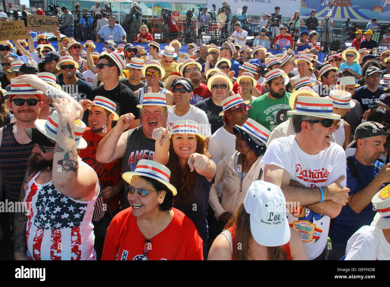 The Crowd at the 2016 Nathan's Hot Dog Eating Contest Stock Photo Alamy