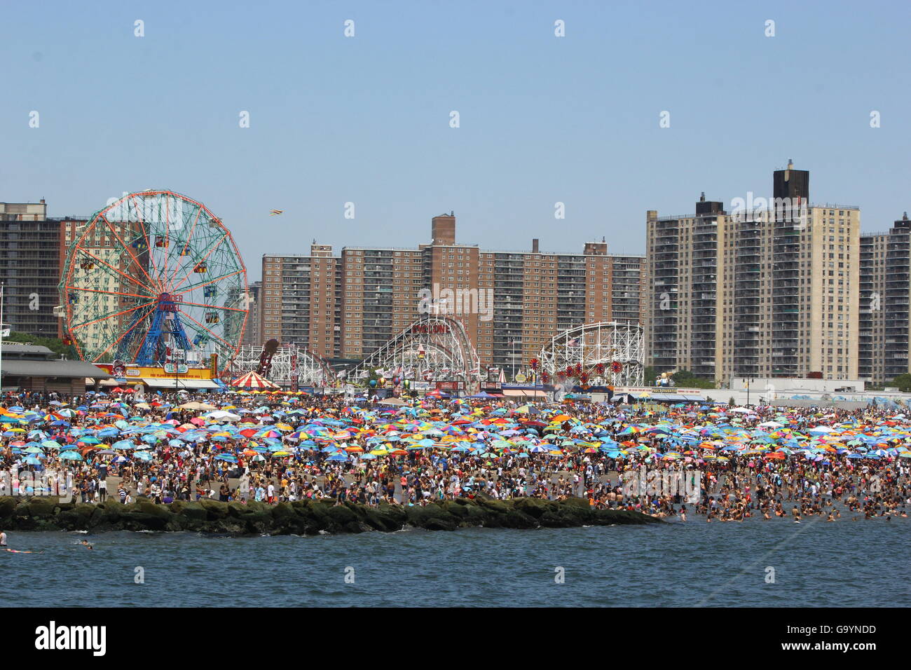 July 4th Crowd at the Coney Island Beach Stock Photo Alamy