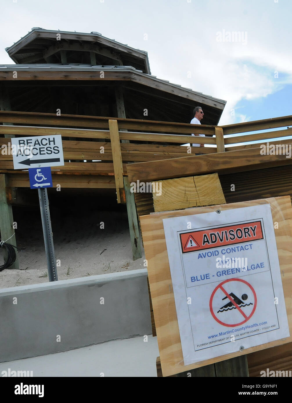 Stuart, United States. 04th July, 2016. July 4, 2016  An algae warning sign is seen at Bathtub Reef Beach in Stuart, Florida, on July 4, 2016. The popular swimming beach, normally busy on the Fourth of July holiday, is mainly deserted as toxic algae blooms in the water have forced county officials to temporarily close the beach to swimming. (Paul Hennessy/Alamy) Stock Photo