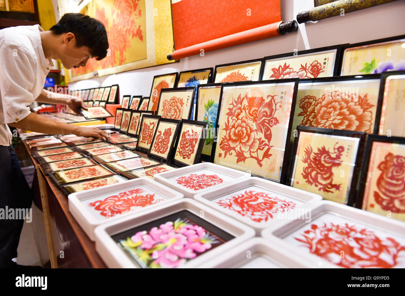 Mengjin, Mengjin, CHN. 3rd July, 2016. Mengjin, China - July 3 2016: (EDITORIAL USE ONLY. CHINA OUT) Chang Yangyang, born in 1991, a young craftsman who works on Mengjin paper-cutting, one of the Henan untangible cultural heritages. © SIPA Asia/ZUMA Wire/Alamy Live News Stock Photo