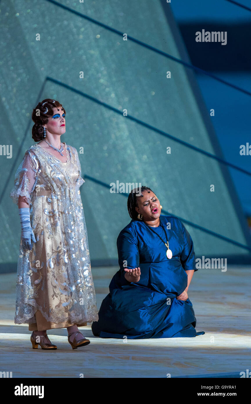 Schwerin, Germany. 04th July, 2016. Itziar Lesaka (C) as Amneris and Andiswa Makana as Aida sing as soloists on the stage of the Schlossfestspiele during a press rehearsal for the opera 'Aida' in Schwerin, Germany, 04 July 2016. The Mecklenburg State Theatre ends its Verdi trilogy this summer at the Schlossfestspiele with the monumental opera 'Aida.' The opera premieres on 08 July, with 23 performances until 14 August. More than 200 artists are involved in the production from Georg Rootering. Photo: JENS BUETTNER/dpa/Alamy Live News Stock Photo