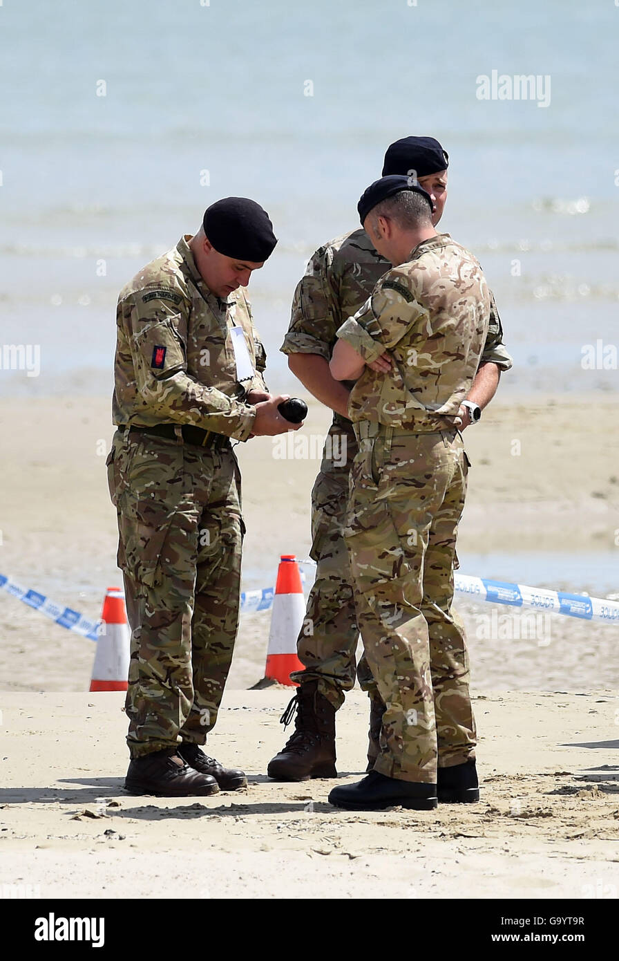 Army Bomb Disposal team remove a WWII device from Weymouth beach, Dorset, Britain Stock Photo