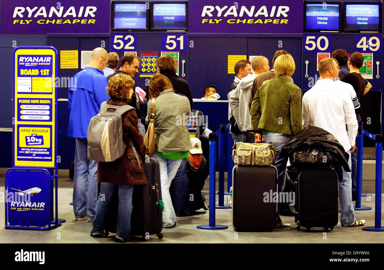 The ryanair check in counter at east midlands airport hi-res stock  photography and images - Alamy