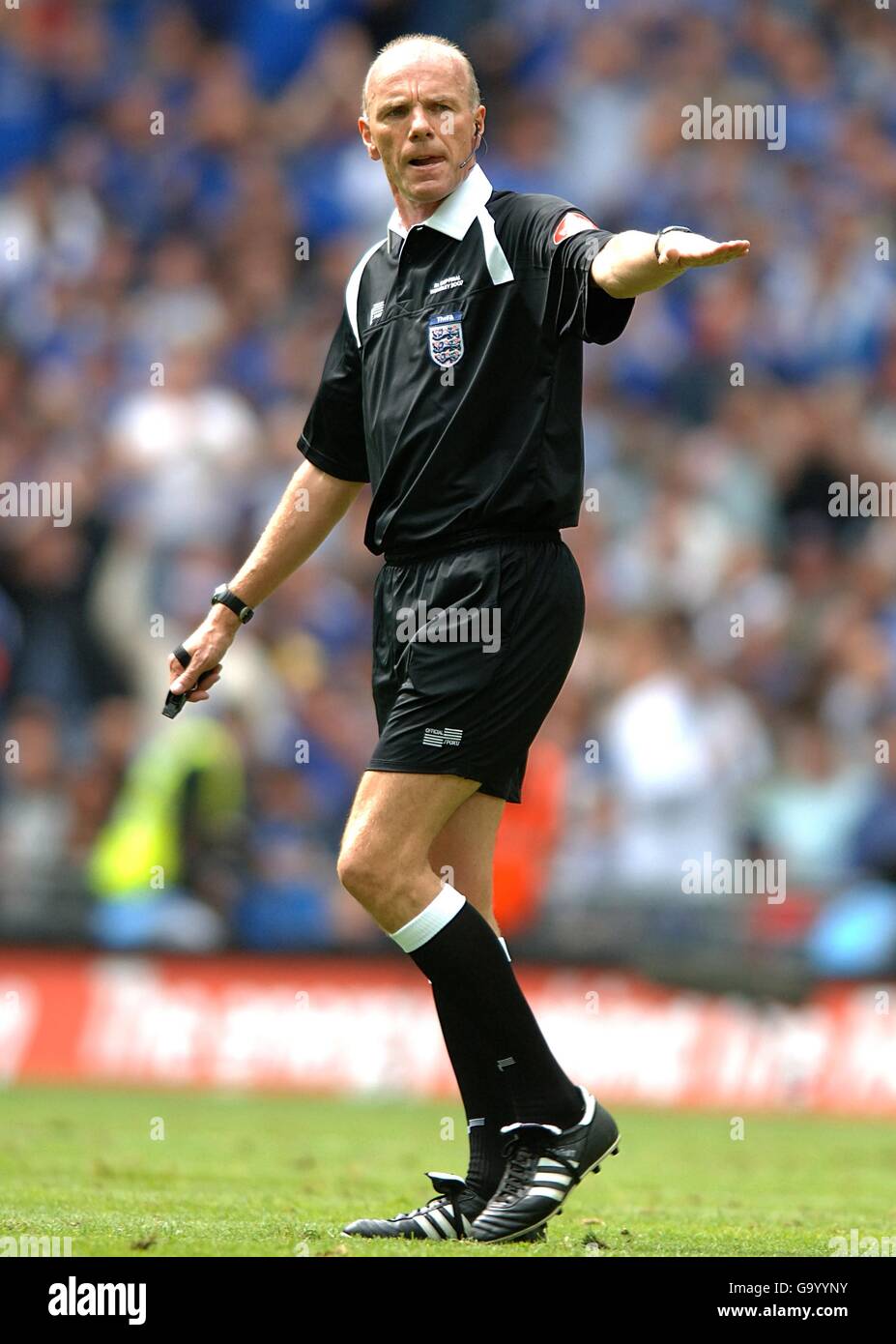 Soccer - FA Cup - Final - Chelsea v Manchester United - Wembley Stadium. Matchy Referee Mr S, Bennett Stock Photo