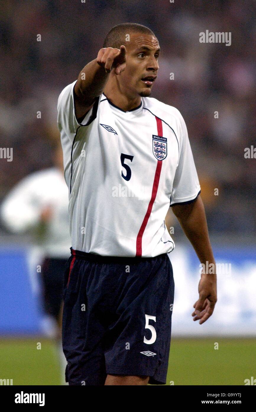 Rio ferdinand 2002 hi-res stock photography and images - Alamy