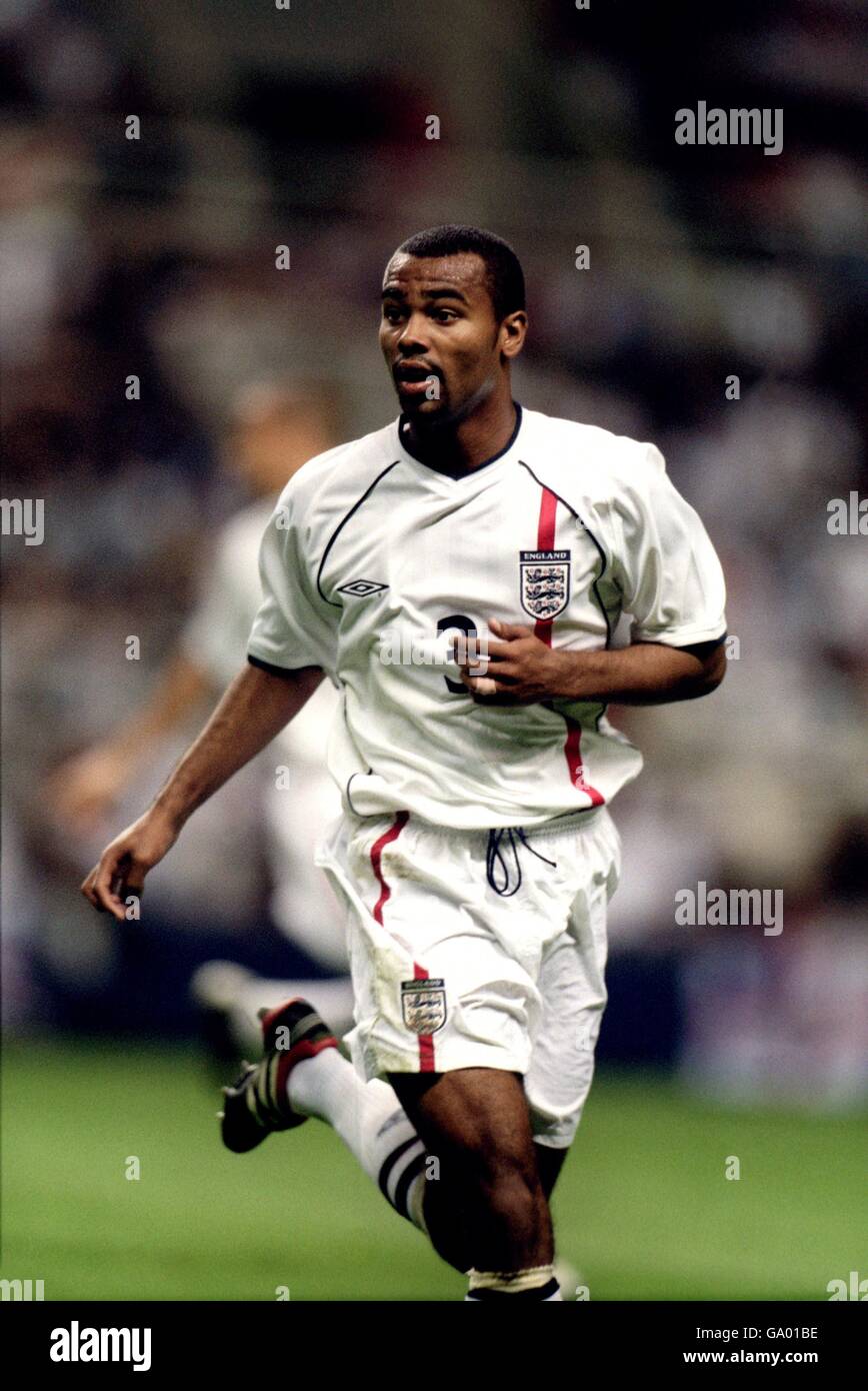 Soccer - World Cup 2002 Qualifier - Group Nine - England v Albania. Ashley Cole, England Stock Photo