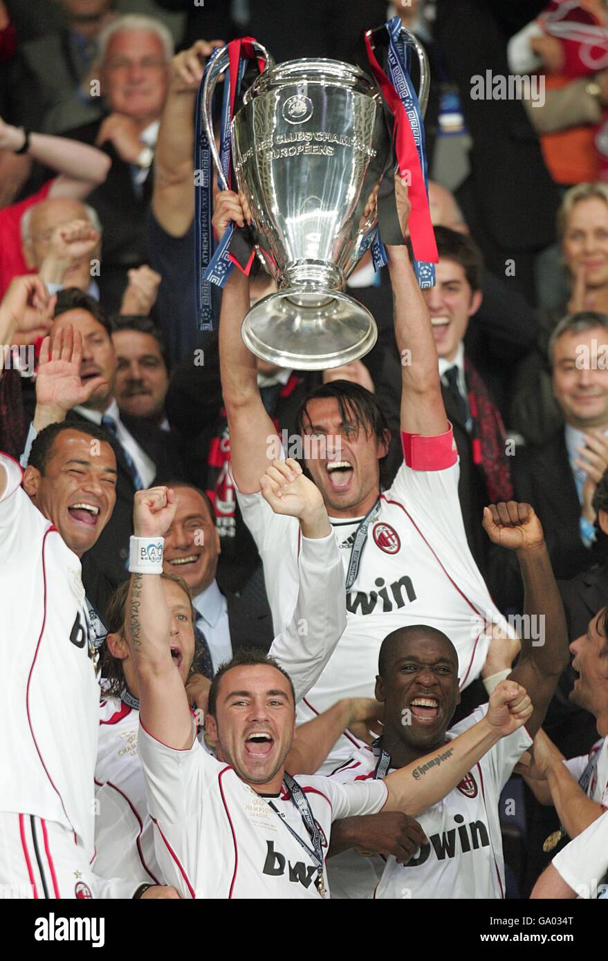 Soccer - UEFA Champions League - Final - AC Milan v Liverpool - Olympic Stadium. AC Milan's Paolo Maldini (centre) lifts the trophy as his side celebrate victory. Stock Photo