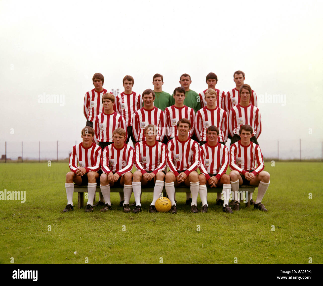 Sheffield United First-Team Squad Back row: Barry Wagstaff, Barlow, Hodgkinson, Gordine, Cliff and Monks. Middle Row: Hill, Currie, Fencoughty, Mallinder and Shaw. Front Row: Woodward, Carling, addison, Badger, Bickley and Reece. Stock Photo
