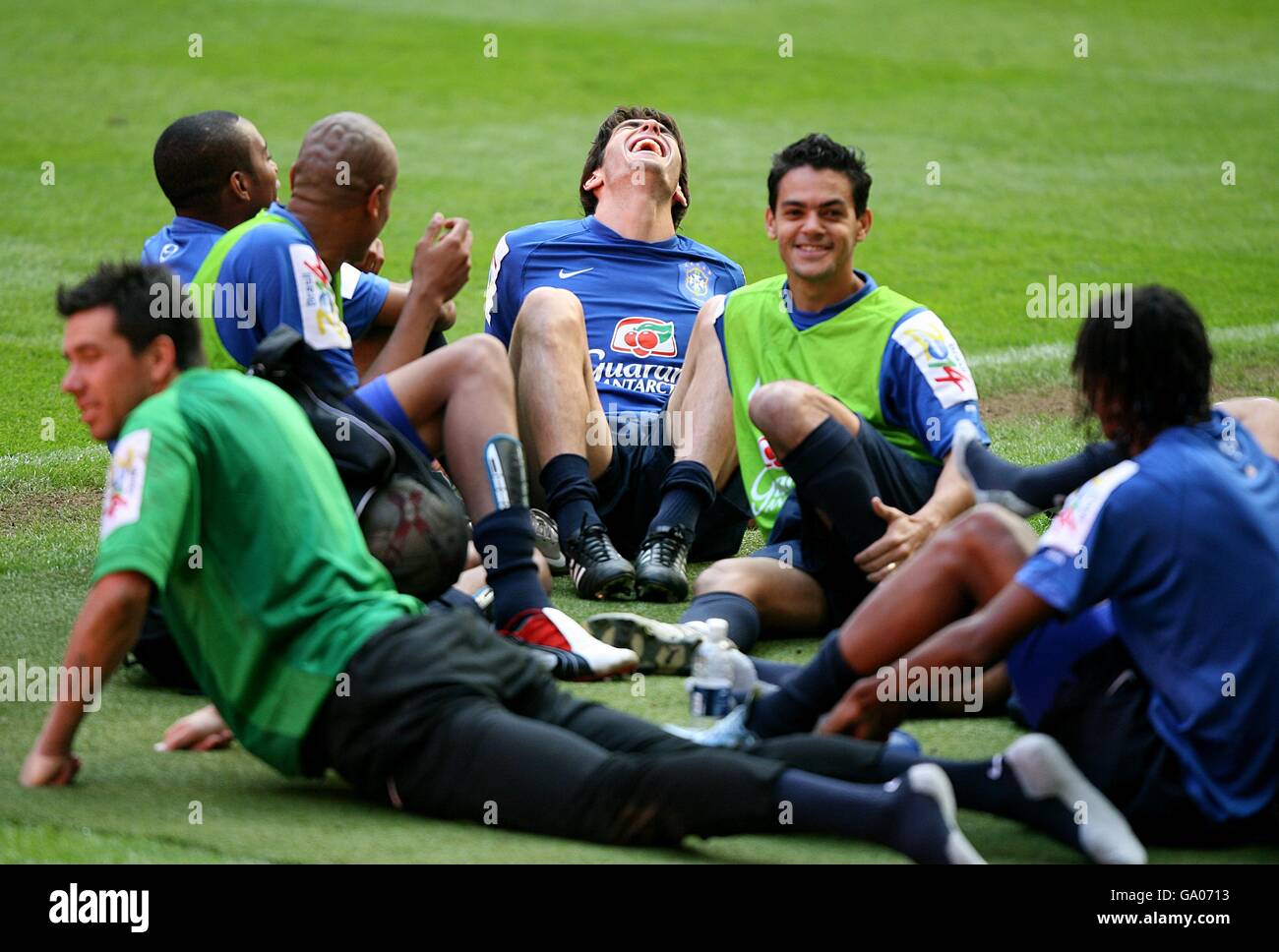 dpa) - The players of the Brazilian soccer team (front, L-R) Kaka, Ze  Roberto, Leo, Robinho, Cicinho and (back, L-R) Ronaldinho, Adriano,  Gilberto Silva, Juan, Marcos and Lucio prior to the group