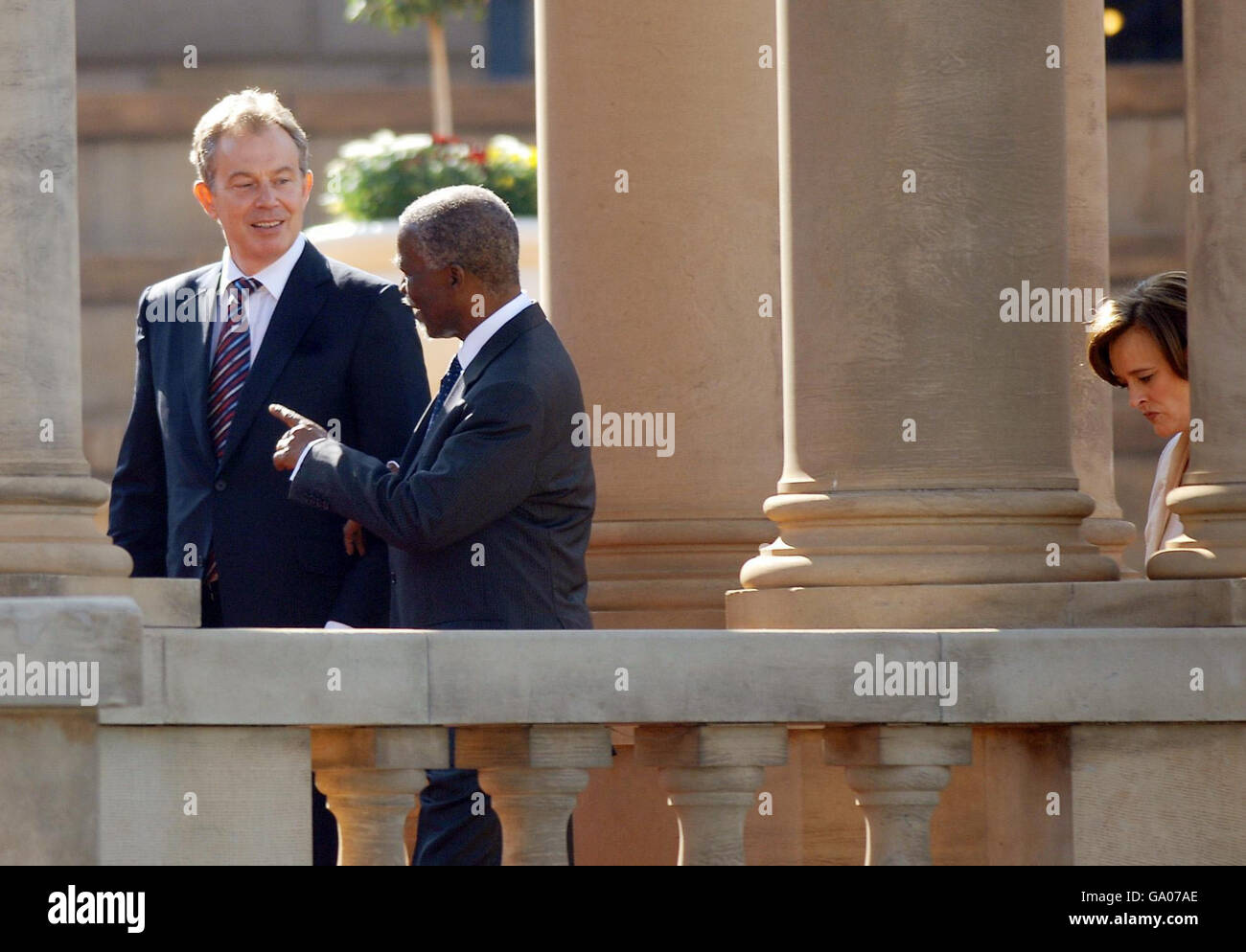 Prime Minister Tony Blair and his wife Cherie meet South African President Thabo Mbeki at the Union Buildings in the South African capital of Pretoria. Stock Photo