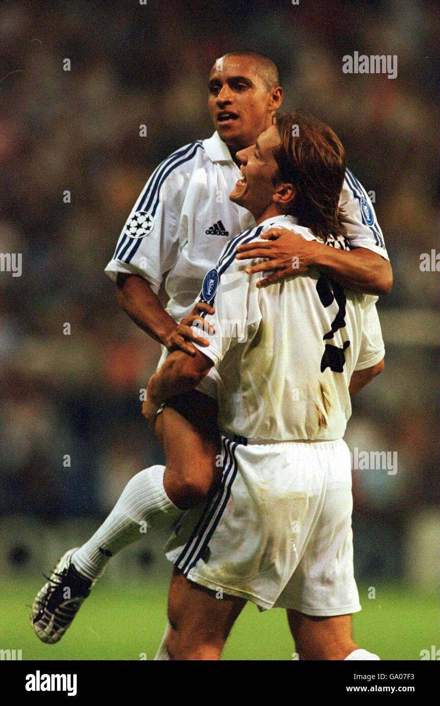 Soccer - UEFA Champions League - Group A - Real Madrid v Lokomotiv Moscow. Real Madrid's Roberto Carlos (l) celebrates scoring the third goal with teammate Michel Salgado (r) Stock Photo