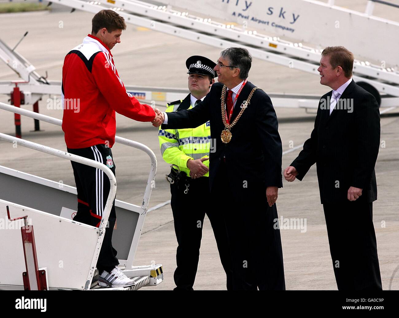 Soccer - UEFA Champions League - Liverpool Players return to John Lennon Airport. Liverpool's Steven Gerrard arrives back at John Lennon Airport Stock Photo