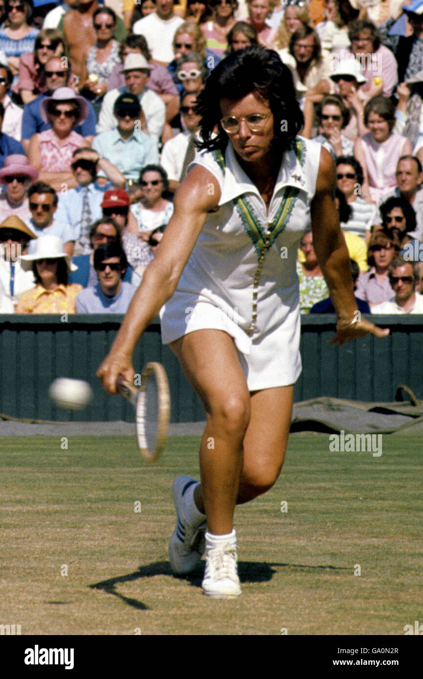 Billie-Jean King v Evonne Goolagong. Billie-Jean King of the United States in play against Evonne Goolagong, at Wimbledon. Stock Photo