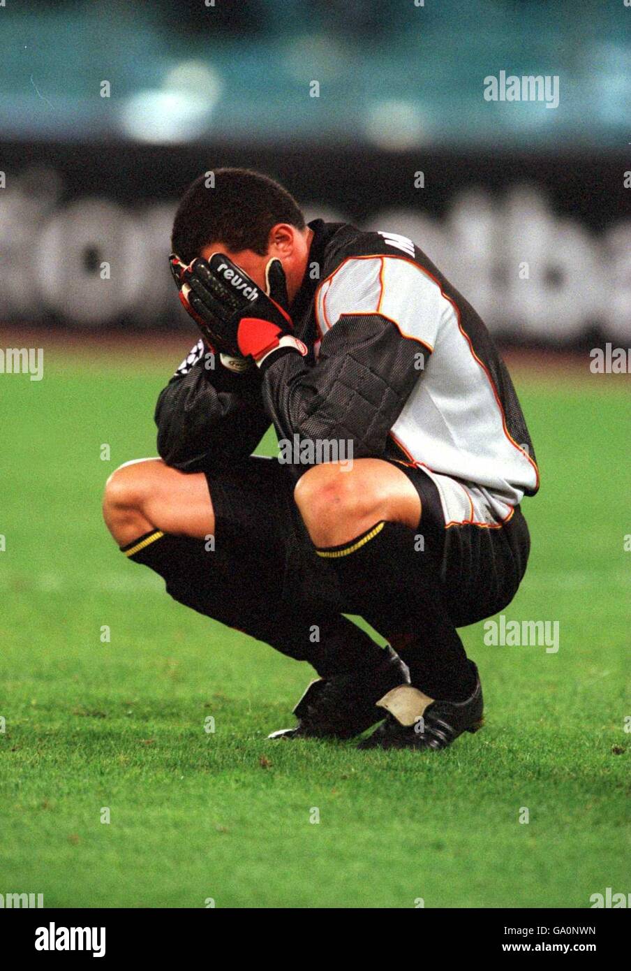 Soccer - UEFA Champions League - Group D - Lazio v Galatasaray. Galatasaray goalkeeper Farid Mondragon covers his face after conceding the winning goal Stock Photo